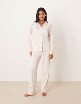 Chelsea Peers Chelsea Peers poly long sleeve revere pyjama set in tonal star print-Neutral