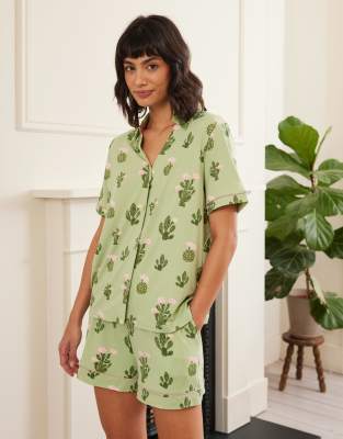 Chelsea Peers Chelsea Peers poly short sleeve revere and short set in cactus pirnt-Green