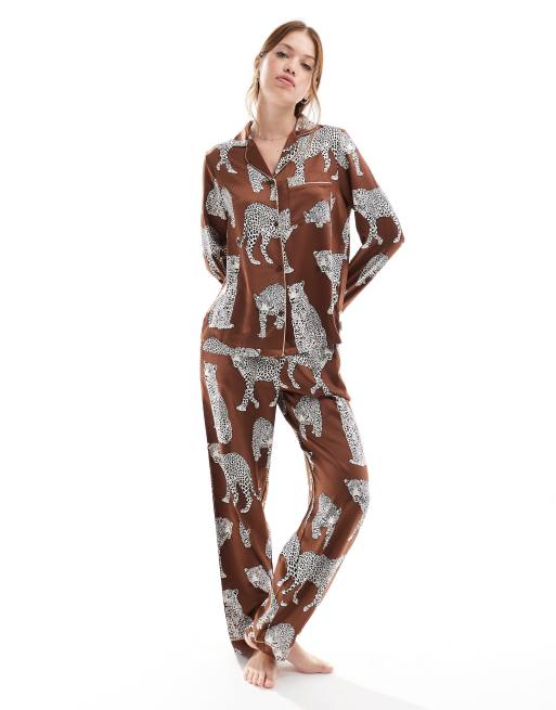 Chelsea Peers - Premium - Satijnen pyjamaset met top met reverskraag en broek in bruin met lotus- en tijgerprint