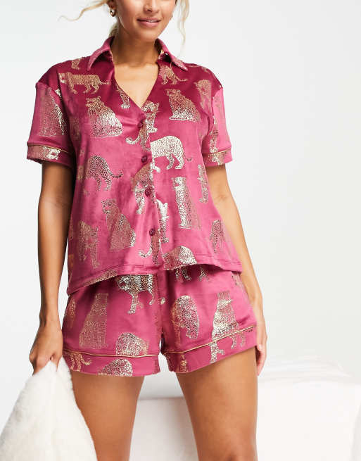 Chelsea Peers – Pyjama aus hochwertigem Samt in Beerenrot mit goldfarbenem Tier-Foliendruck, bestehend aus Oberteil mit Reverskragen und Shorts