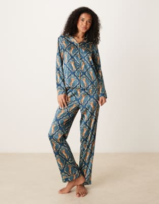 Chelsea Peers - Pyjama aus Satin mit tanzendem Tigermuster mit langärmligem Oberteil mit Reverskragen-Blau