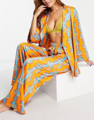 Chelsea Peers - Pyjama avec top à revers et pantalon satiné de qualité supérieure - Orange à imprimé rétro | ASOS