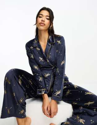 Chelsea Peers - Pyjama imprimé en velours avec top à nouer et pantalon - Bleu marine | ASOS