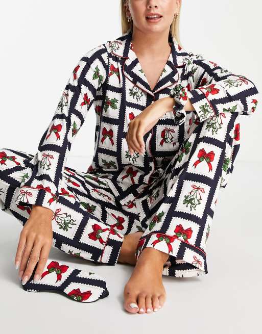 Chelsea Peers - Pyjamaset met top en broek met bijpassend oogmasker en scrunchie met kerstprint