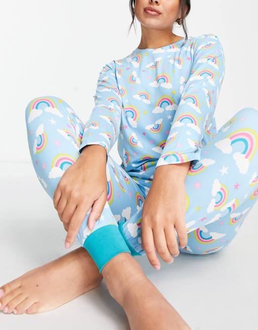 Chelsea Peers - Pyjamaset van top met lange mouwen en broek in lichtblauw met regenboogprint