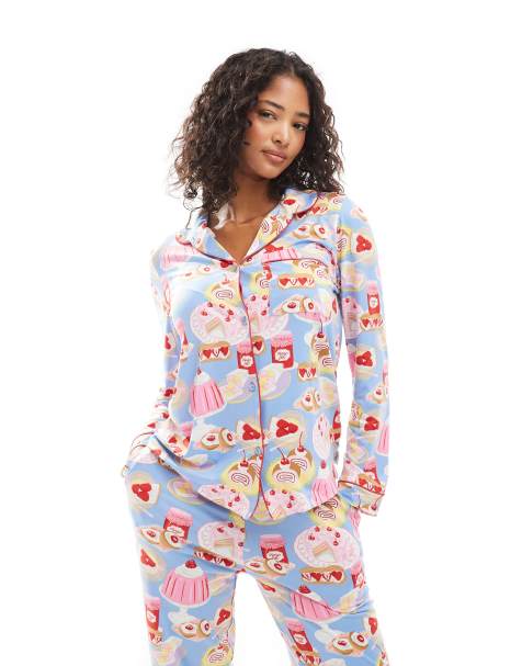 Chelsea Peers - Pyjamassæt i polyester med langærmet reversskjorte og bukser med dessertprint - view 1