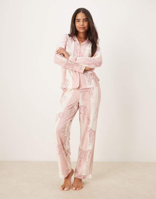 Chelsea Peers - Pyjamassæt i polyester med leopardprint og striber samt langærmet overdel med revers, 2 af 4