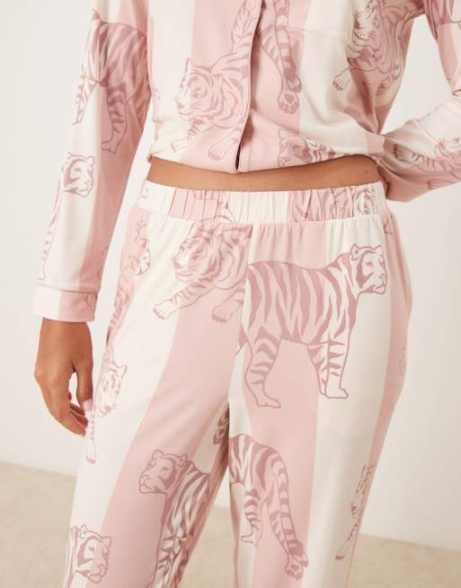 Chelsea Peers - Pyjamassæt i polyester med leopardprint og striber samt langærmet overdel med revers, 3 af 4
