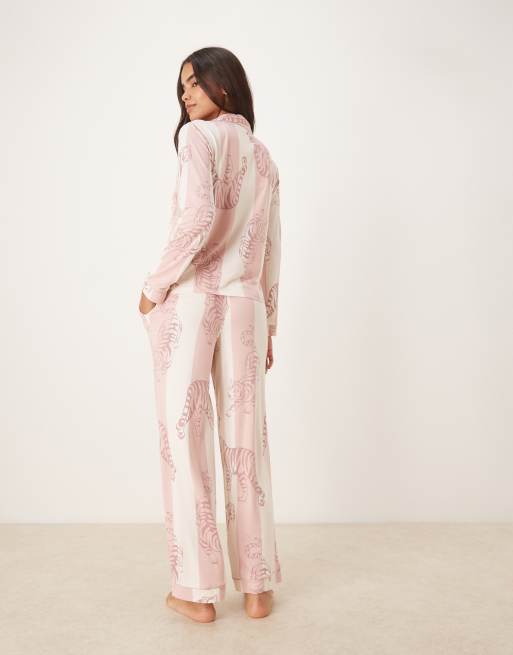 Chelsea Peers - Pyjamassæt i polyester med leopardprint og striber samt langærmet overdel med revers, 4 af 4