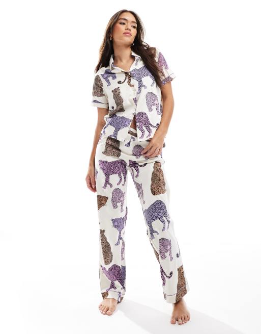 Chelsea Peers - Råhvidt pyjamassæt med kortærmet top og bukser med tonet leopardprint - Kun hos ASOS