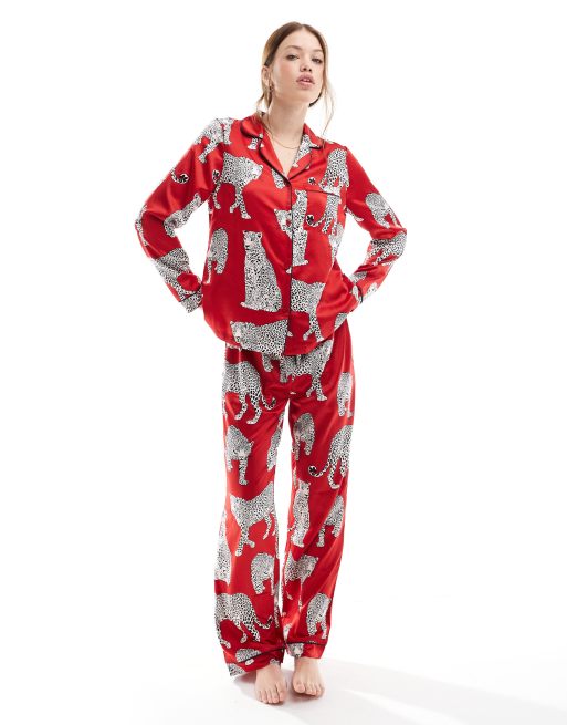 Chelsea Peers - Rødt pyjamassæt med langærmet skjorte med reverskrave og bukser i satin med leopardprint