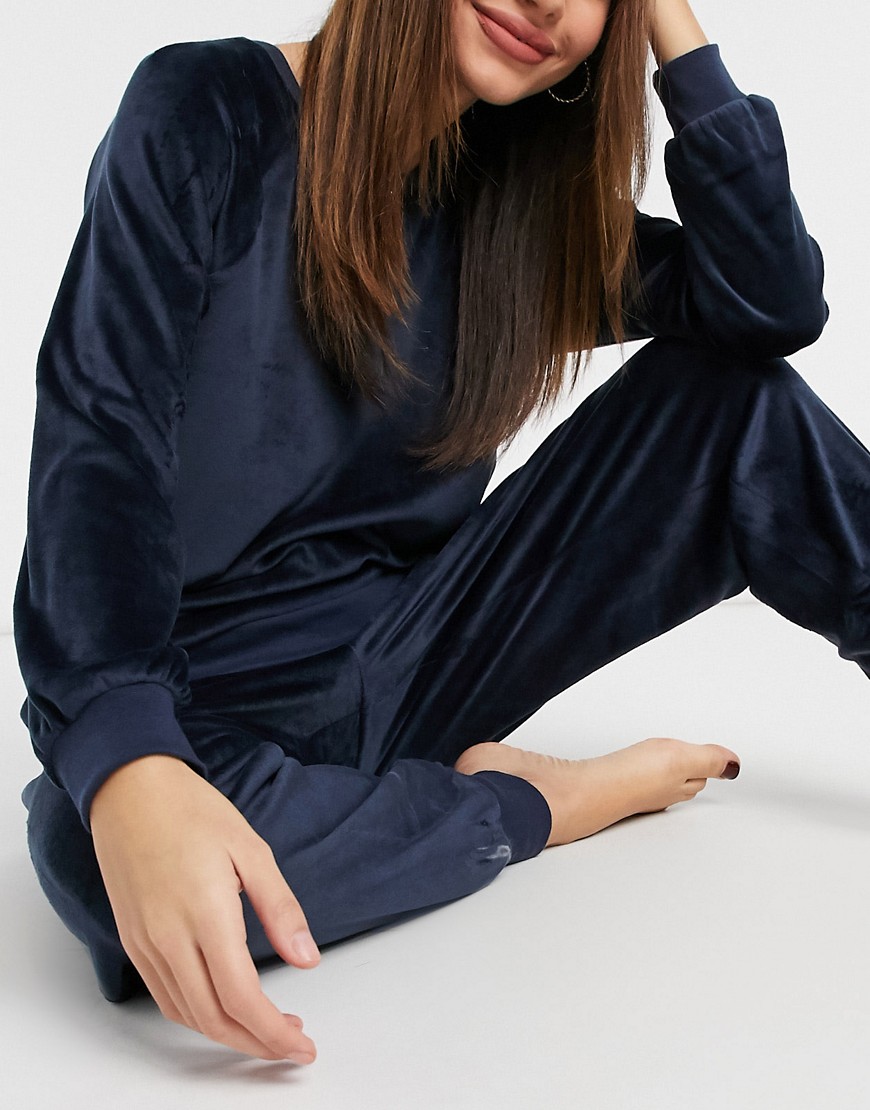 Chelsea Peers recycled poly super soft fleece lounge sweatshirt and sweatpants set in black