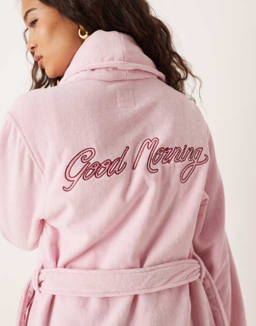 Chelsea Peers – Rosa badrock med broderad "Good Morning"-text, 3 av 4