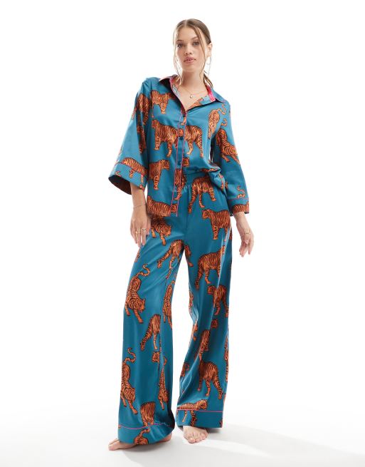 Chelsea Peers - Satijnen pyjamaset met overhemd met lange mouwen, broek en oranje tijgerprint in groenblauw
