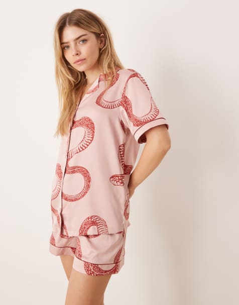 Chelsea Peers - Satijnen set met top met korte mouwen, reverskraag en short in slangenprint - view 1