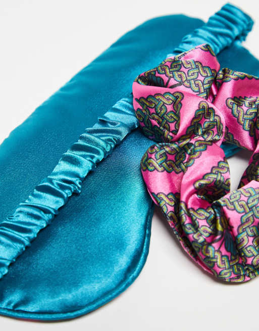Chelsea Peers satin mozaic bee print eyemask and scrunchie set in pink, 2 of 4