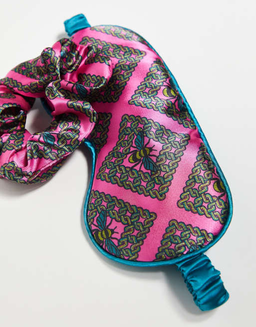 Chelsea Peers satin mozaic bee print eyemask and scrunchie set in pink, 3 of 4