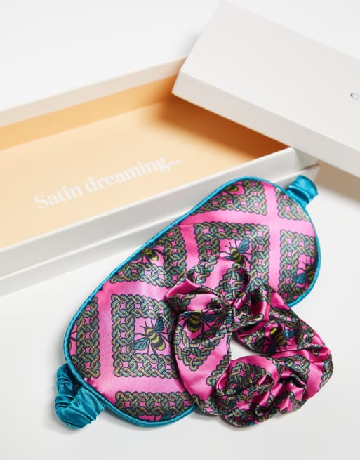 Chelsea Peers satin mozaic bee print eyemask and scrunchie set in pink, 4 of 4