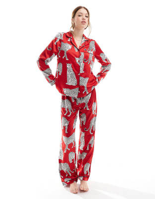 Chelsea Peers - Satin-Pyjama in Rot mit Leoparden-Print, bestehend aus langärmligem Oberteil mit Reverskragen und Hose