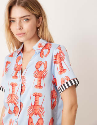 Chelsea Peers - Satinset mit Hummerprint bestehend aus kurzärmligem Hemd mit Reverskragen und Shorts-Blau