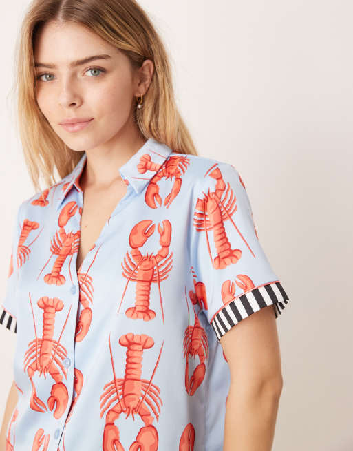 Chelsea Peers - Satinsæt med kortærmet reversskjorte og shorts med hummerprint 