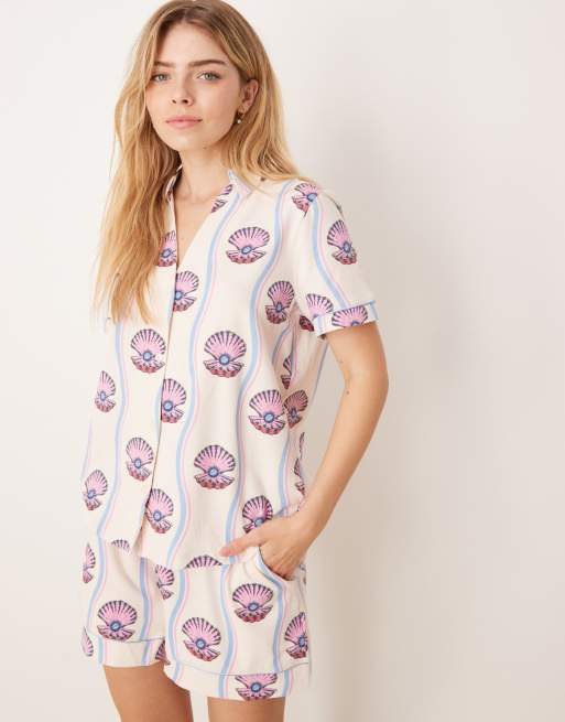 Chelsea Peers – Set i bomull med kortärmad skjorta med platt krage och shorts med snäckmönster