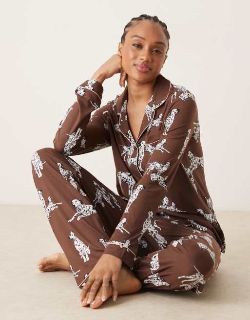 Chelsea Peers Tall - Chokoladebrunt pyjamassæt med dalmatinerprint bestående af bukser og langærmet bluse med reverskrave - Kun hos ASOS