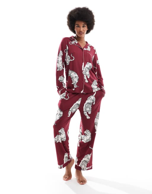Chelsea Peers - Tall - Exclusive - Polyester pyjamaset met lange mouwen en broek in pruimenpaars met lotus- en tijgerprint