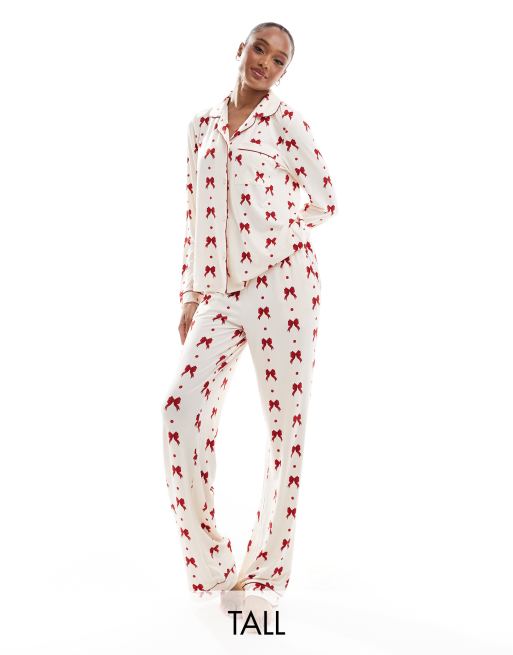 Chelsea Peers Tall – Exklusiv – Pyjama aus Polyester in Cremeweiß mit rotem Schleifenmuster