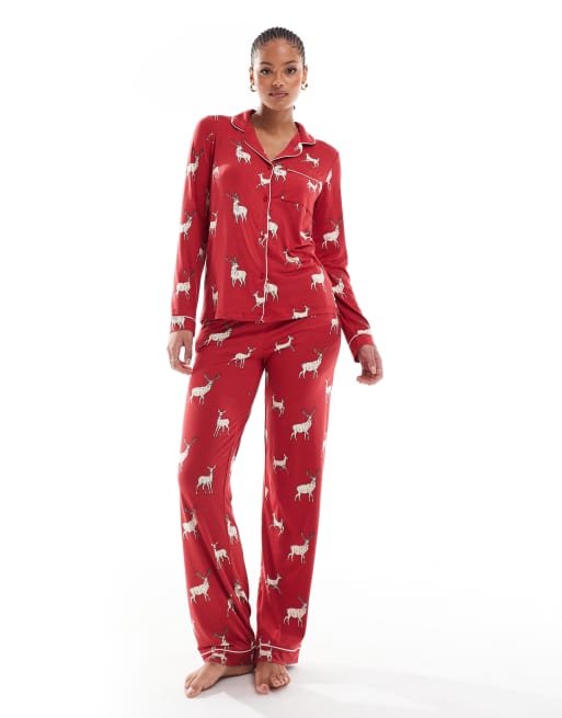 Chelsea Peers Tall - Ham og hende - Jule-pyjamassæt med rensdyrprint bestående af bukser og langærmet reverskrave - Kun hos ASOS