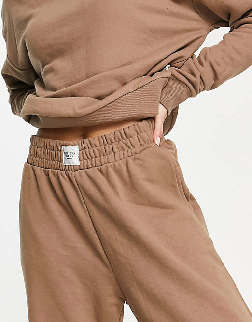  Chelsea Peers Tall organic cotton blend oversized sweat and jogger set with woven logo tab in taupe 