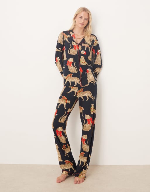 Chelsea Peers Tall - Pigiama in poliestere con stampa natalizia di leopardi con top a maniche lunghe con rever