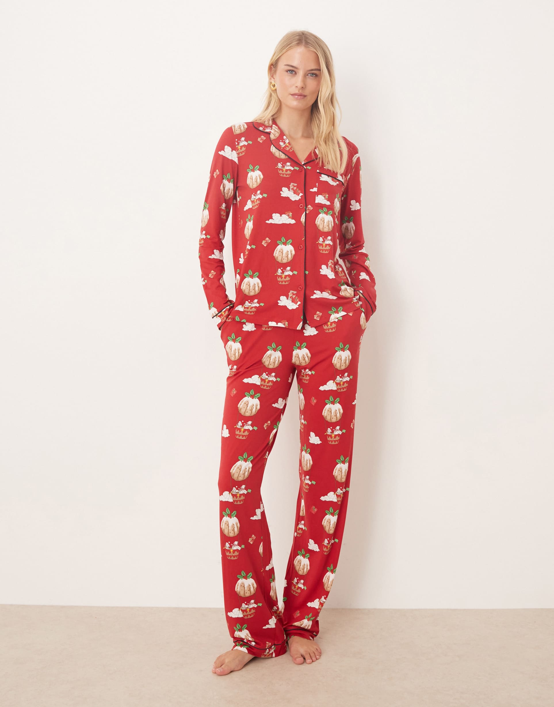 chelsea peers tall poly long sleeve revere pajama set in christmas pudding balloon print