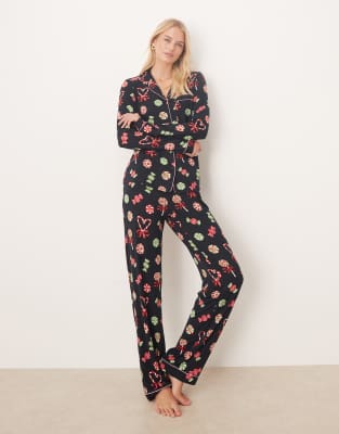 Chelsea Peers Tall Chelsea Peers Tall poly long sleeve revere pyjama set in Christmas candy print-Navy