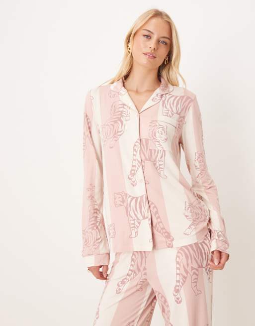 Chelsea Peers Tall poly long sleeve revere pyjama set in leopard stripe print, 4 of 4