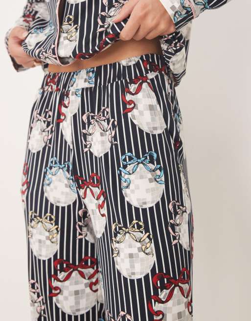 Chelsea Peers Tall - Pyjamaset van polyester met lange mouwen, revers en kerst discobalprint, 2 van 4