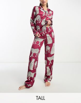 Chelsea Peers Tall - Weihnachten - Hochwertiger Satin-Pyjama aus Oberteil mit Reverskragen und Hose in Weinrot mit Leopa...