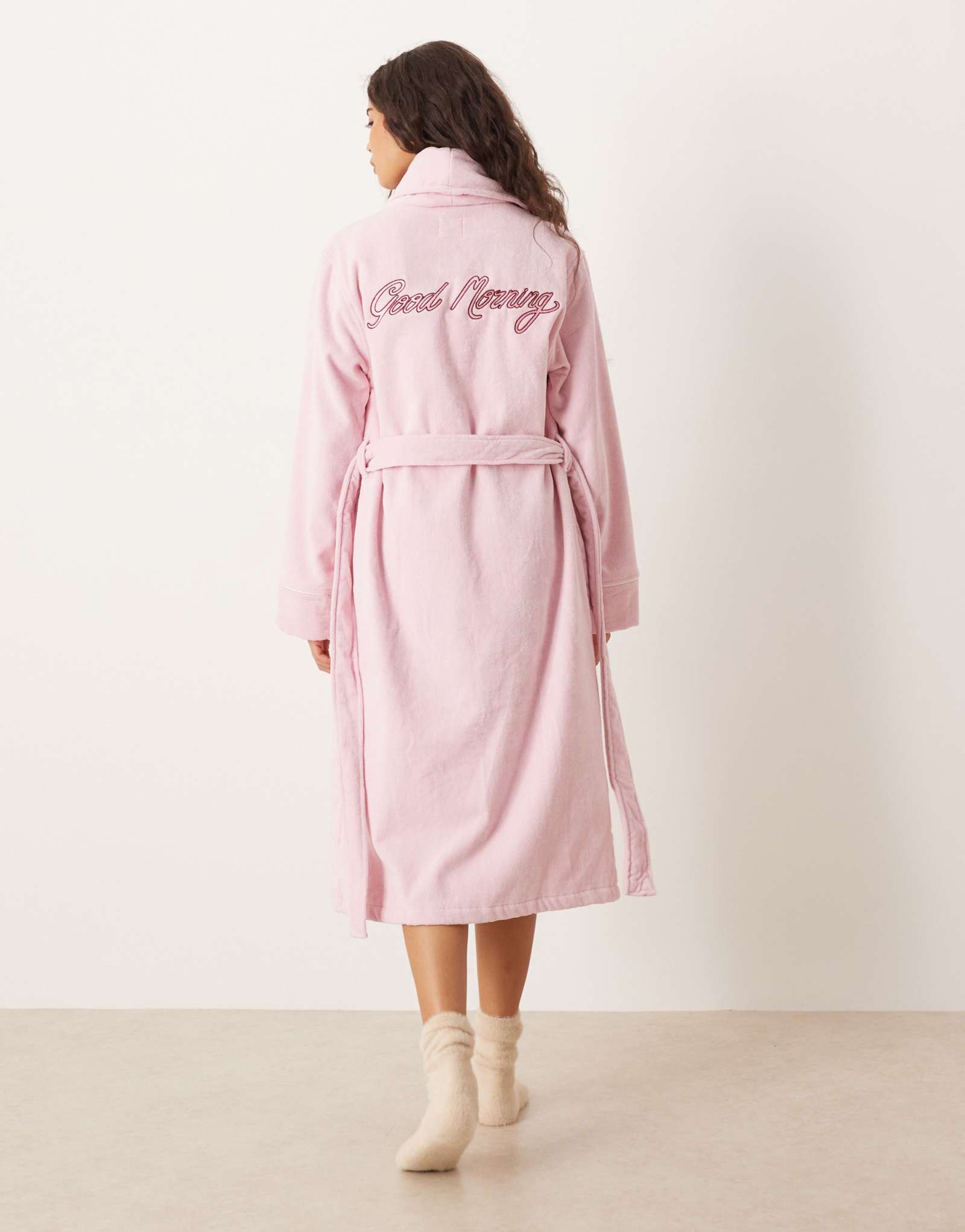 Махровый халат Chelsea Peers с вышивкой 