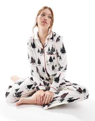 Chelsea Peers - Velours-Pyjama in Schneeweiß mit Weihnachtsbaum-Print mit Oberteil und Hose