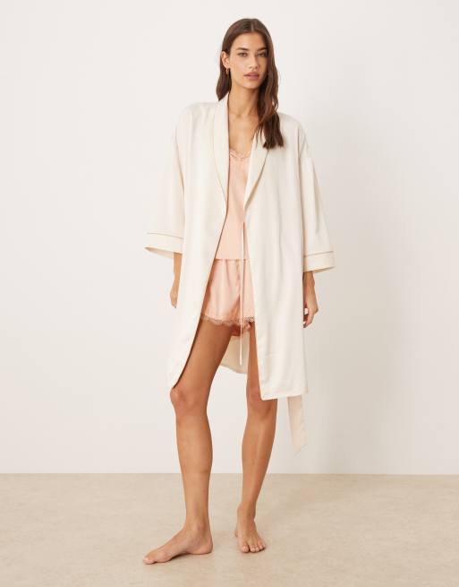 Chelsea Peers - Vestaglia da sposa in raso bianco con finiture in pizzo