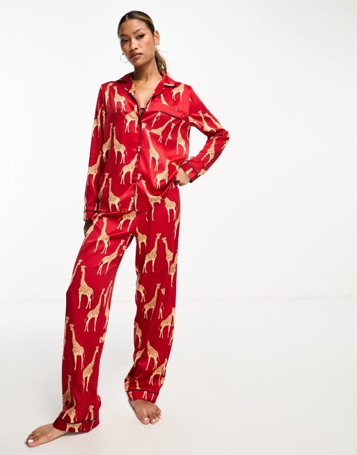 Chelsea Peers – Weihnachtlicher Satin-Pyjama in Rot aus langärmligem Oberteil und Hose mit Giraffen-Printmuster 
