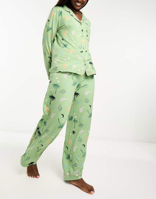 Chelsea Peers x The Wellness Project - Lange pyjamaset met palmprint in mokka en donkerblauw