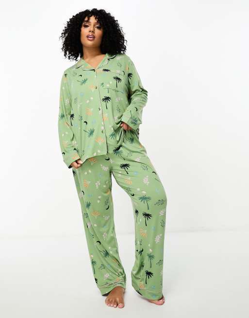 Chelsea Peers x The Wellness Project Plus - Lange pyjamaset met palmprint in mokka en donkerblauw