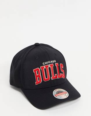 фото Черная бейсболка с красным вышитым логотипом команды nba «chicago bulls» mitchell & ness-черный цвет