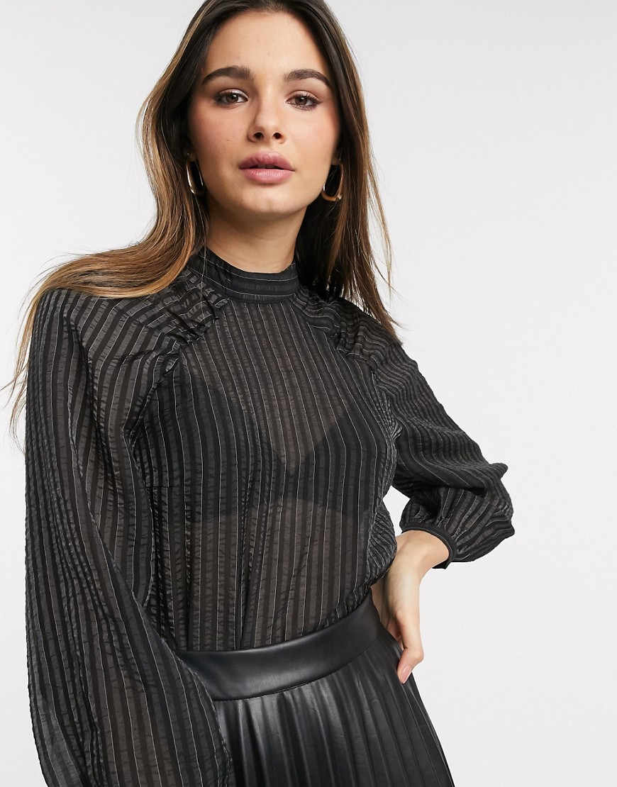 фото Черная блузка в полоску с объемными рукавами vero moda-черный