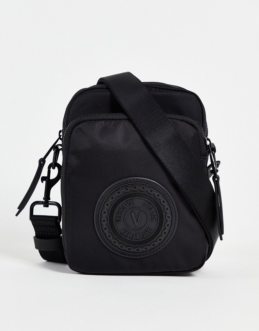 фото Черная дорожная сумка с прорезиненным логотипом versace jeans couture-черный цвет