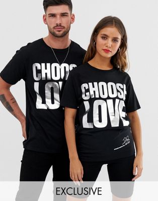 фото Черная футболка из органического хлопка с серебристым блестящим принтом help refugees choose love-черный