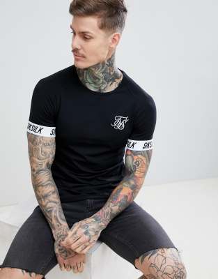 фото Черная футболка с лентой на рукавах siksilk-черный