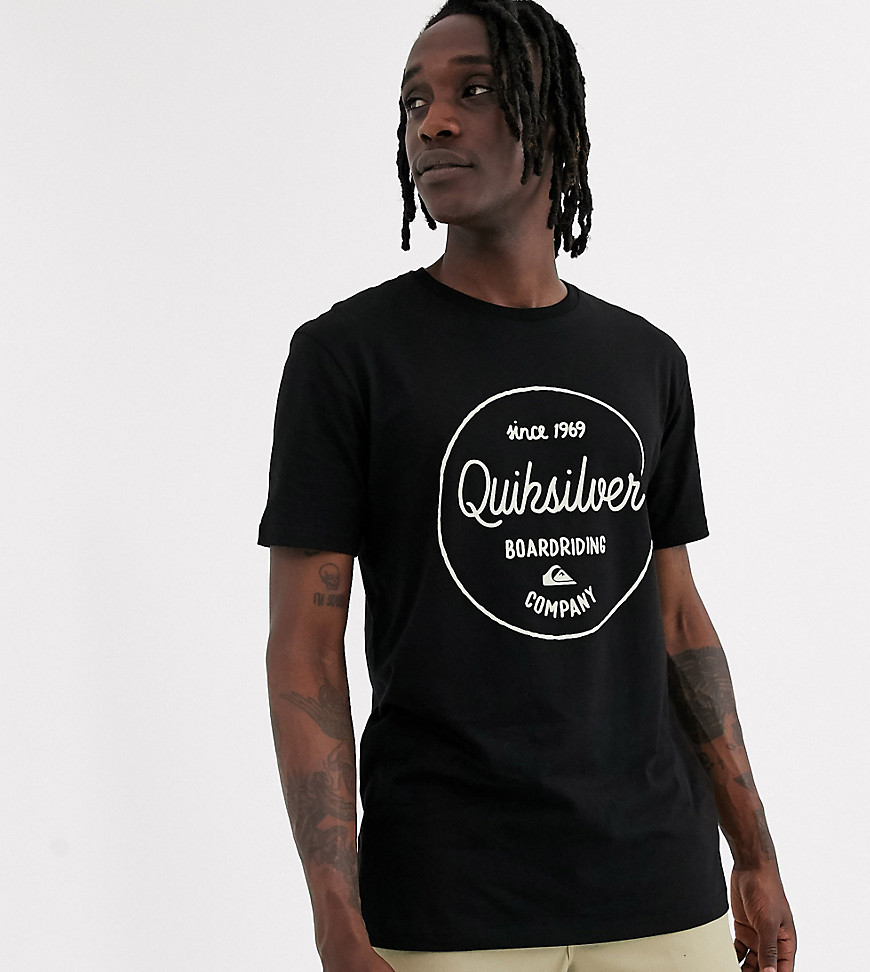 фото Черная футболка с принтом quiksilver-черный