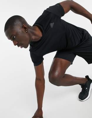 Однотонные футболки  Asos Черная футболка со светоотражающими элементами adidas Running-Черный цвет